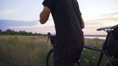 Yakışıklı bisikletçi yürüyüş Bisiklet kask alan Vadisi şafak yavaş hareket hızlı taşımak