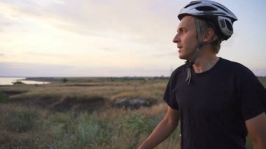 Bisikletçi yürüyüş yakından Bisiklet kask alan Vadisi şafak yavaş hareket hızlı taşımak