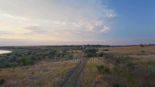 Avvicinamento aereo sopra la steppa al drone sunrise ciclista — Video Stock