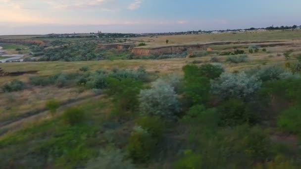 Jeune homme aérien cycliste tour vallée rupture route lever du soleil drone images — Video