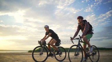 Mutlu bisiklet sürmek birlikte ekipman kum deniz şafak yavaş hareket hızlı
