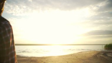 İki genç bisikletçiler Bisiklet gösterisi sahil yavaş hareket hızlı ile günbatımı keyfini çıkarın.