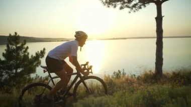Bisikletçi binmek bisiklet sahil okyanus zevk görünümü gündoğumu kask hızlı yavaş hareket