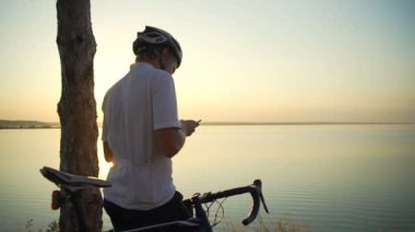 Bisikletçi bisiklet kullanımı telefon kask hızlı yavaş hareket ile Sahil seaview standları