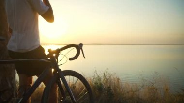 Telefon kask hızlı yavaş konuşmaya sahil Deniz Manzaralı bisiklet bisikletçi standları