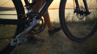 Bisikletçi yakından gitti dağ sahil günbatımı hızlı yavaş zevk