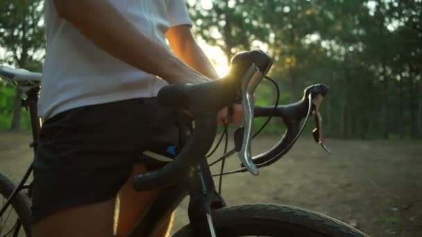 Cerca de la bicicleta manillar manos detalles bosque amanecer rápido cámara lenta — Vídeo de stock