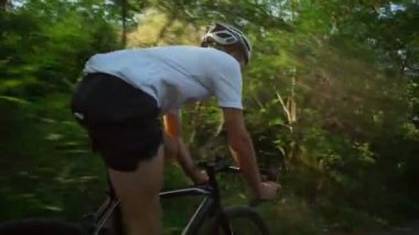 Genç bisikletçi binmek bisiklet orman yol şafak kask hızlı yavaş hareket
