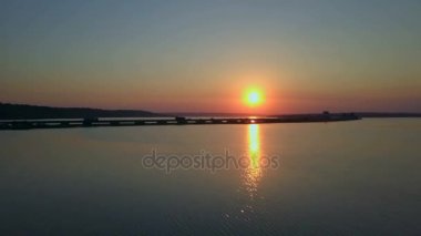İnanılmaz hava Sunset View Brige arabalar dron görüntüleri