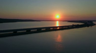 Harika hava Sunset View Brige arabalar dron görüntüleri