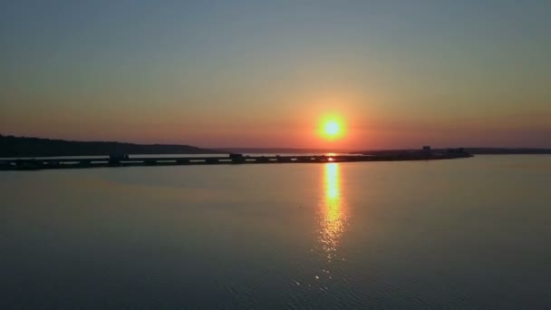 素晴らしい夕焼け空撮ブリッジ車ドローン映像 — ストック動画