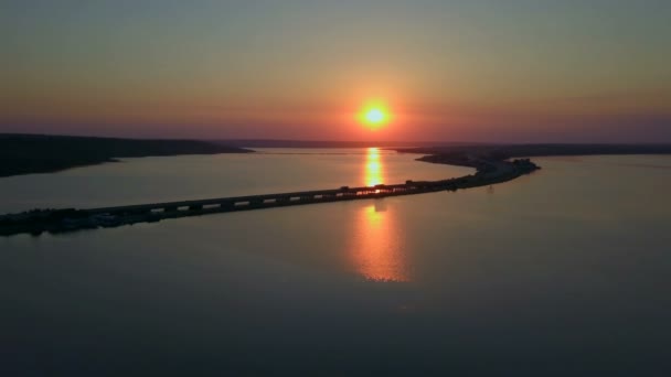 Vacker solnedgång Flygfoto Brige bilar Drone Footage — Stockvideo
