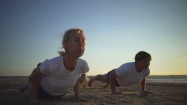 İnsanlar yoga tahta yukarı aşağı yüz köpek pozlar deniz gündoğumu hızlı yavaş hareket