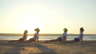 İnsanların yaptığı yoga tahta yukarı aşağı yüz köpek pozlar deniz şafak hızlı yavaş hareket