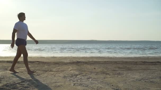 Adatto all'uomo camminare pratica yoga asana namaste al mare alba rapido rallentatore — Video Stock