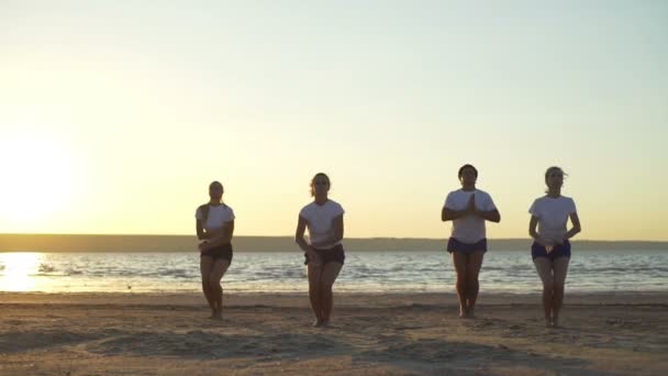 Aula de ioga praticando asanas à beira-mar nascente namaste movimento lento rápido — Vídeo de Stock