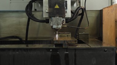 Elektriksel deşarj makinesi üretim süreci metali kıvılcımlar oluşturarak şekillendirir