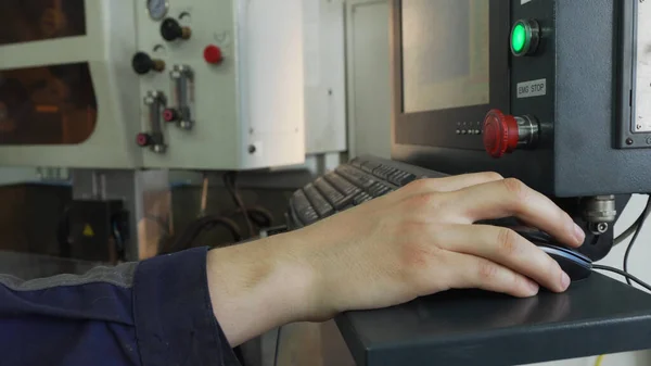 İnsan elektriksel deşarj makinesi ya da Edm makinesi üzerinde çalışır.