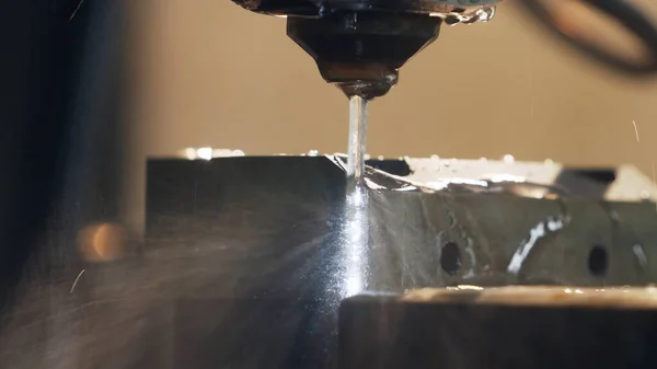 Elektriksel boşaltma makinesini kapatın. Üretim süreci metali şekillendirir.