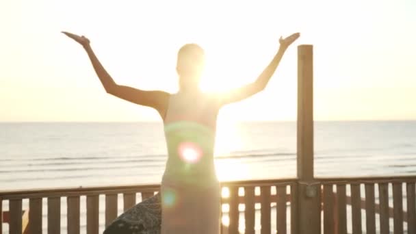 Flexible chica caucásica haciendo árbol yoga pose en la azotea bajo el sol — Vídeos de Stock