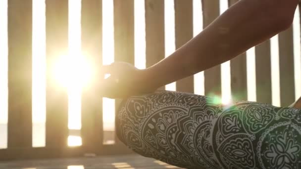 De cerca la mano femenina en gyan mudra bajo el sol — Vídeos de Stock