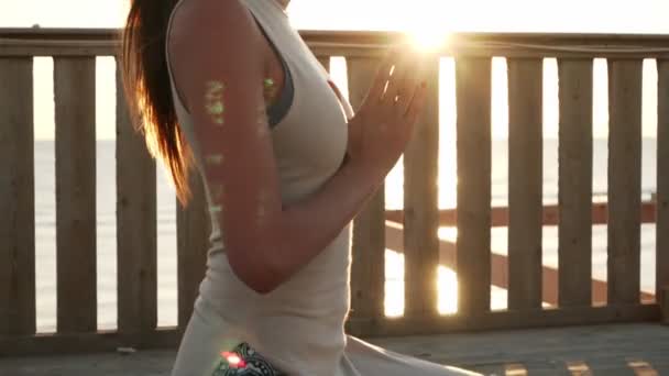 Kafkas kız meditasyonunu çatıda güneş ışığında kapatın. — Stok video