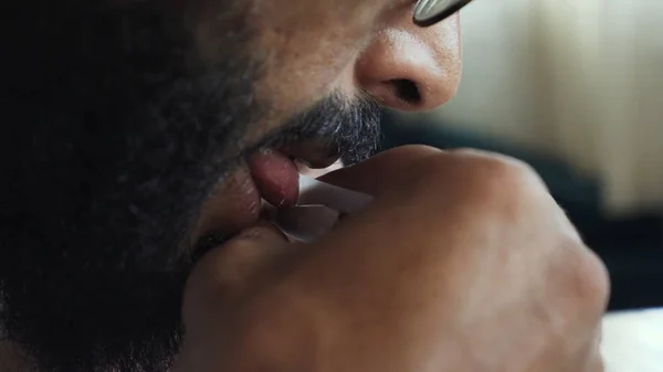 Yaklaş, sigara kağıdı yalıyor, esrar sarıyorlar.