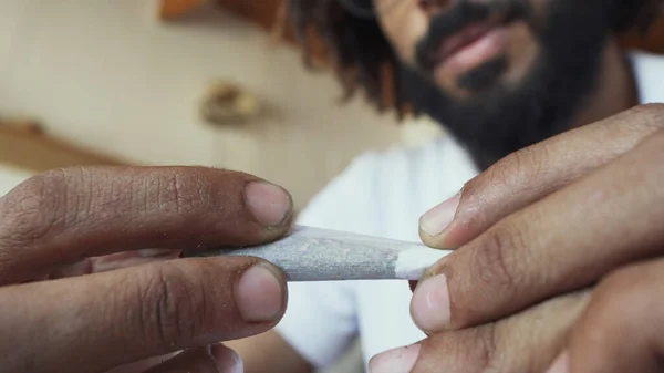 Close up uomo mani in fuoco rotolamento marijuana comune — Foto Stock