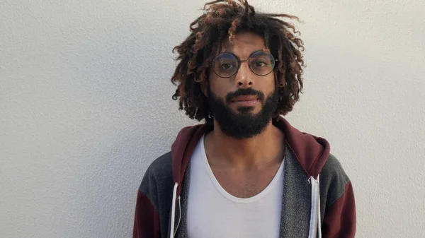 Siyah adamın portresi arka plandaki beyaz duvara bak.