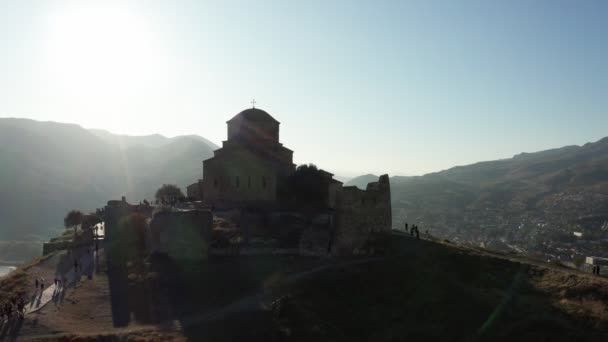 Vista aérea do Mosteiro de Jvari no topo do monte na cidade de Mtskheta — Vídeo de Stock