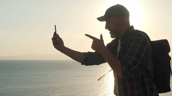 Voyageur senior homme faisant selfie avec smartphone — Photo