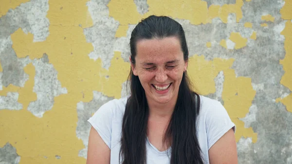 Kameraya bakan çilli genç ve güzel bir kızın portresi.