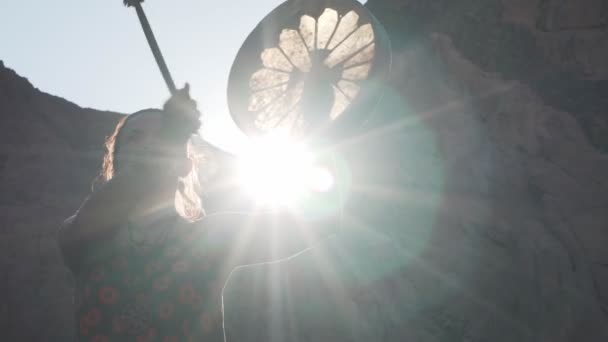 Nahaufnahme junge kaukasische Frau spielt Tamburin in der Sonne — Stockvideo