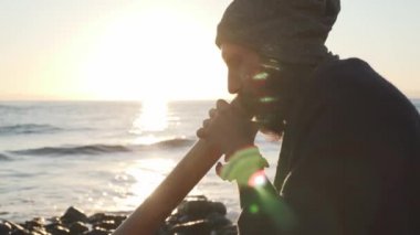 Yakından adam deniz kıyısında güneş ışığında jireedoo oynuyordu.