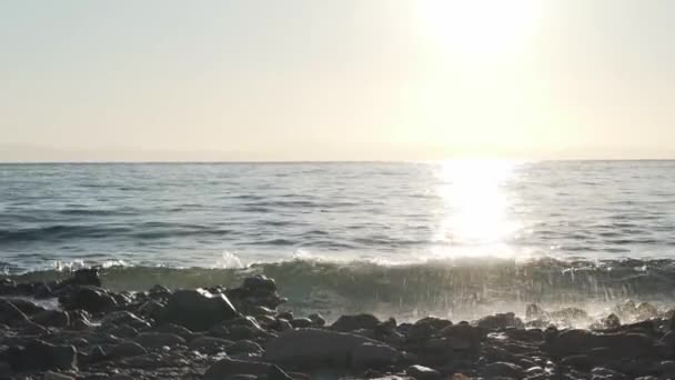 Océan bleu à l'horizon avec ciel bleu au coucher du soleil venteux — Video