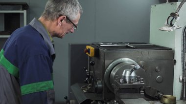 Dış çap öğütücüsünde çalışan adam.