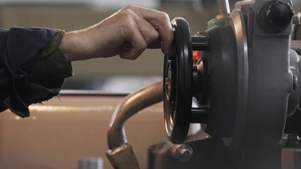 Kişi dış çap öğütücüsünde çalışır