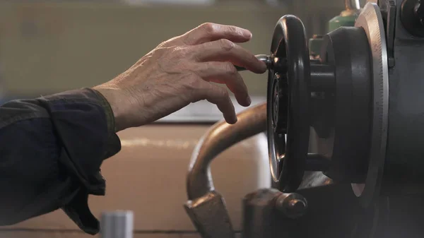 Kişi dış çap öğütücüsünde çalışır