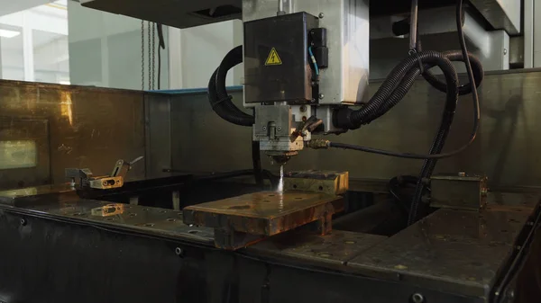Elektriksel deşarj makinesi üretim süreci metali kıvılcımlar oluşturarak şekillendirir