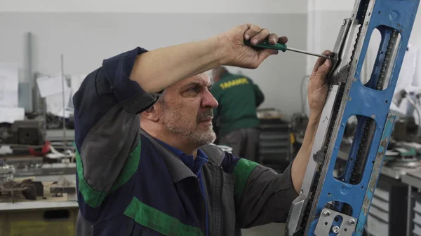 İşçi fabrika işyerinde makine hazırlama aracı