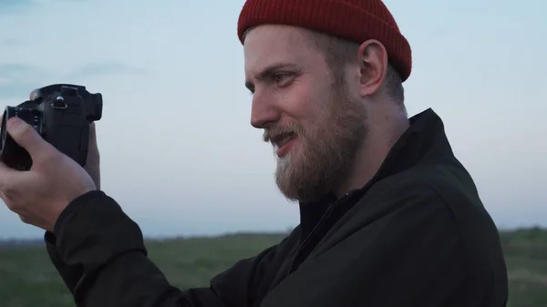 Счастливый хипстер оператор видео снимает на природе на закате — стоковое фото