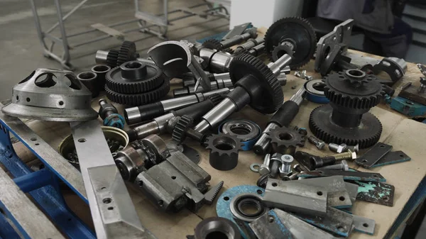 Dış çapı değirmen araçları ve detayları ile ahşap masa