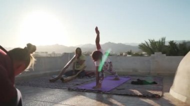 Dahab, Mısır 24.02.2020 - İnsanlar didgeridoo oynarken grup üyeleri yoga pozu veriyor