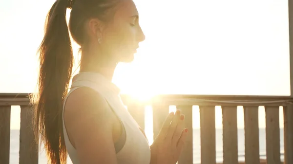 Kafkas kız meditasyonunu çatıda güneş ışığında kapatın..