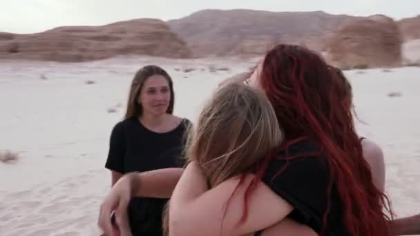 Mulheres caucasianas felizes abraçando juntas no deserto arenoso — Vídeo de Stock