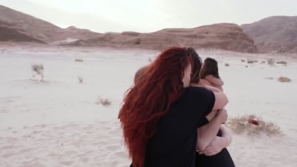 Feliz grupo de mujeres abrazándose en el desierto de arena — Vídeo de stock