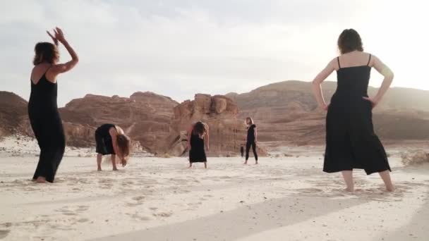 Vrouwen in zwarte kleding oefenen extatische dans — Stockvideo