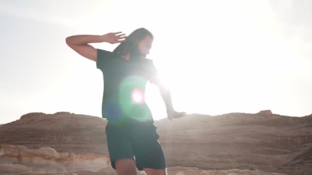 Bonito homem dança dança extática no deserto em sol movimento lento rápido — Vídeo de Stock