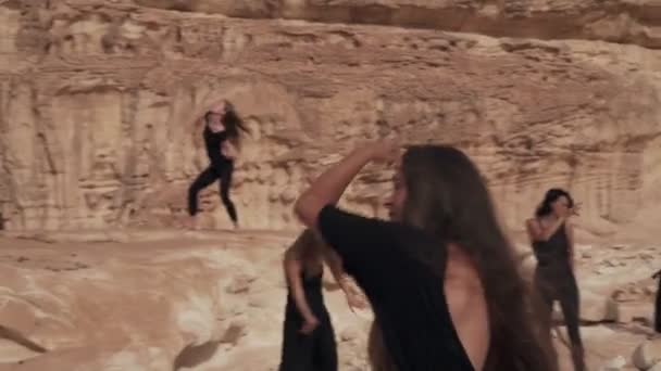 Donne in abbigliamento nero pratica danza estatica nel canyon — Video Stock