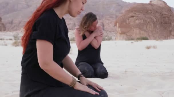 Group of women practice sitting ecstatic dance in desert — Stock Video